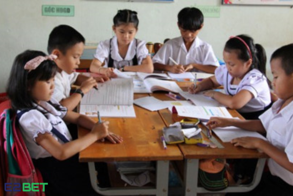 Mơ Thấy Bạn Học Cũ Đánh Con Gì? – Hồi Tưởng “Đánh Thức” Vận May